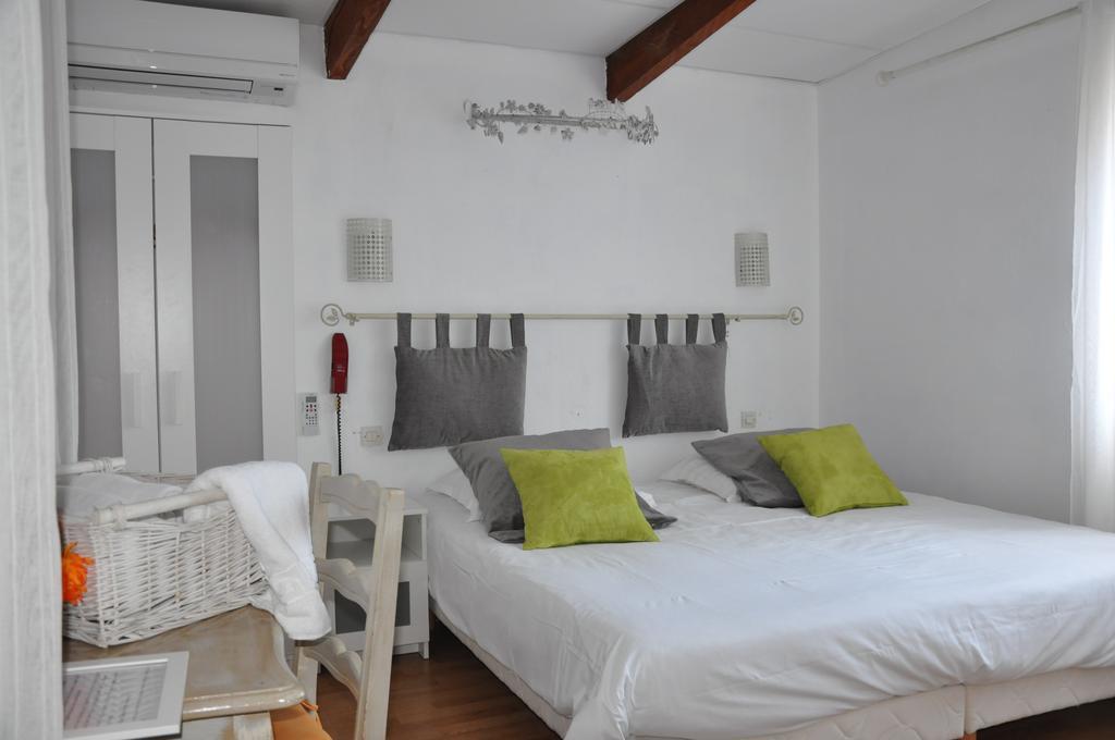 Hôtel Les Mimosas Bormes-les-Mimosas Habitación foto